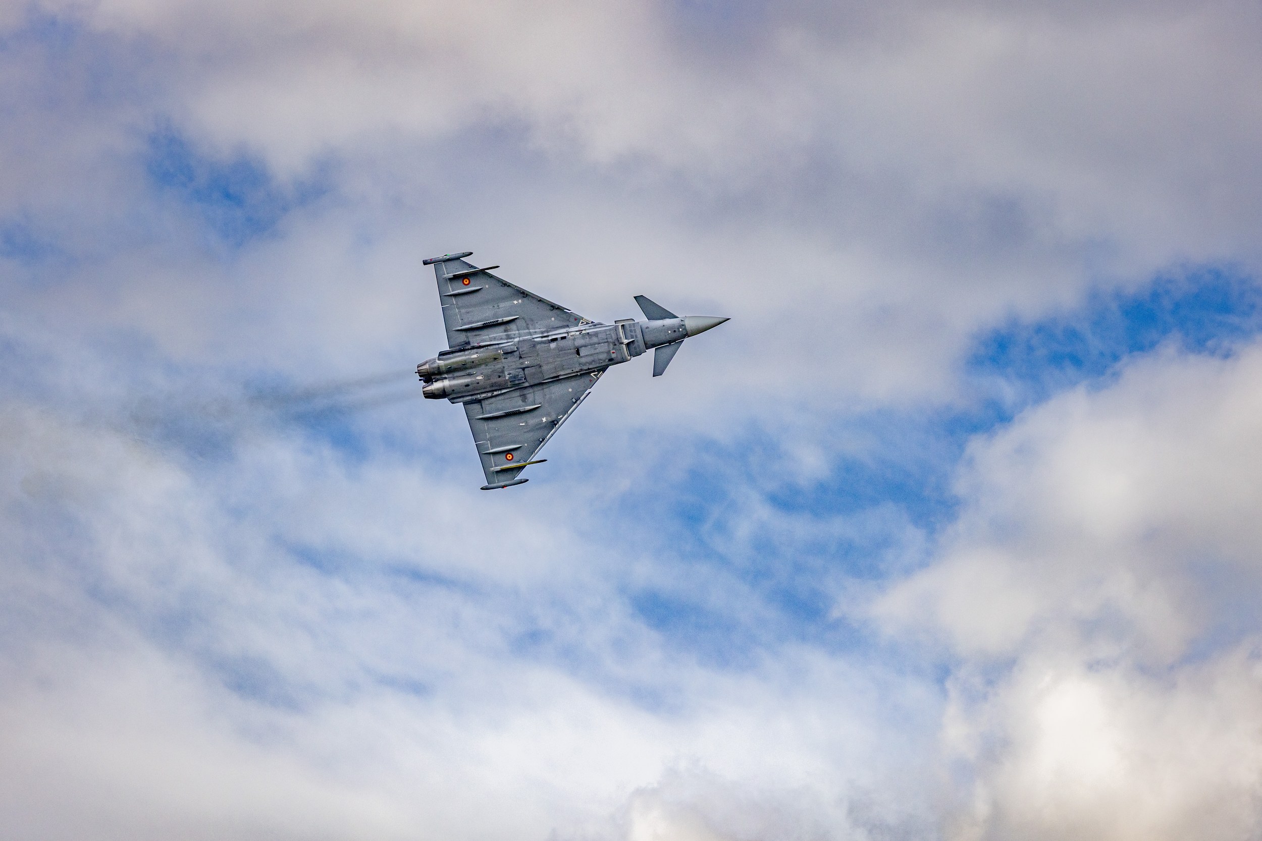 Ein Eurofighter Typhoon fliegt im Flying Display mit deutlicher Schräglage von links nach rechts durch den …