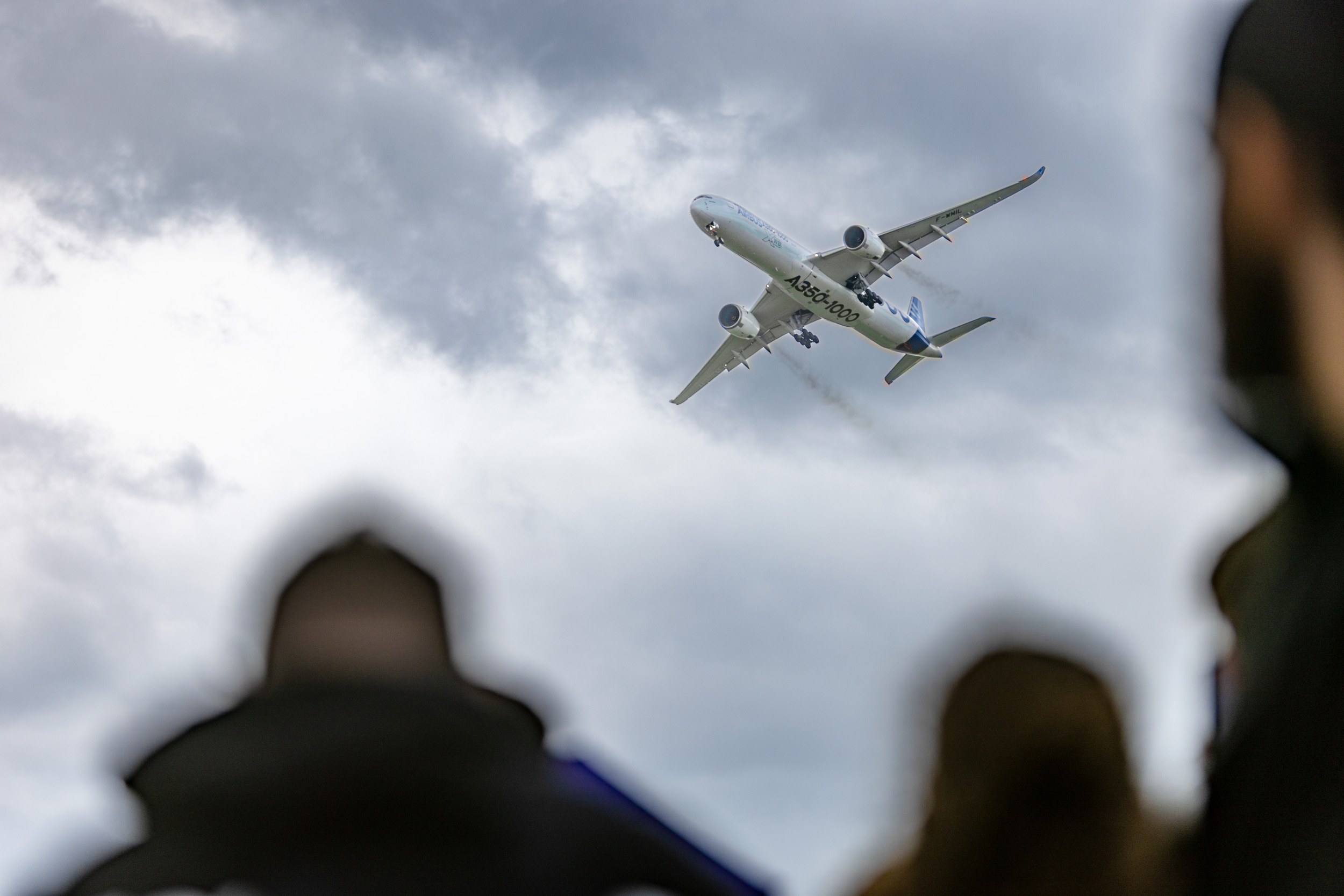 Ein Airbus A350-1000 überfliegt im Flying Display mit vollständig ausgefahrenem Fahrwerk die Zuschauermenge der ILA …