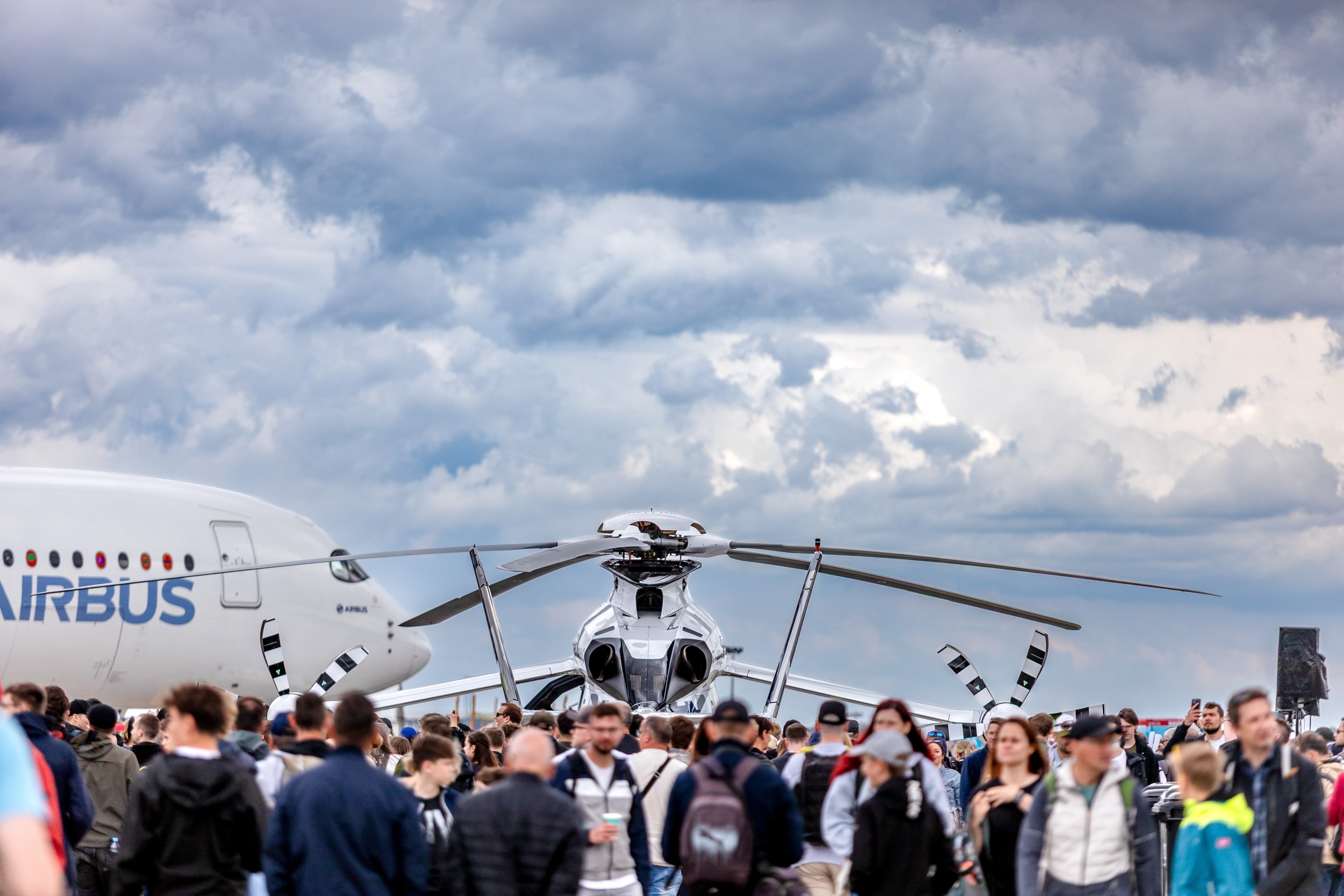 Der Airbus Helicopters Racer High Speed Demonstrator steht frontal hinter einer dicht gedrängten Besuchergruppe im …