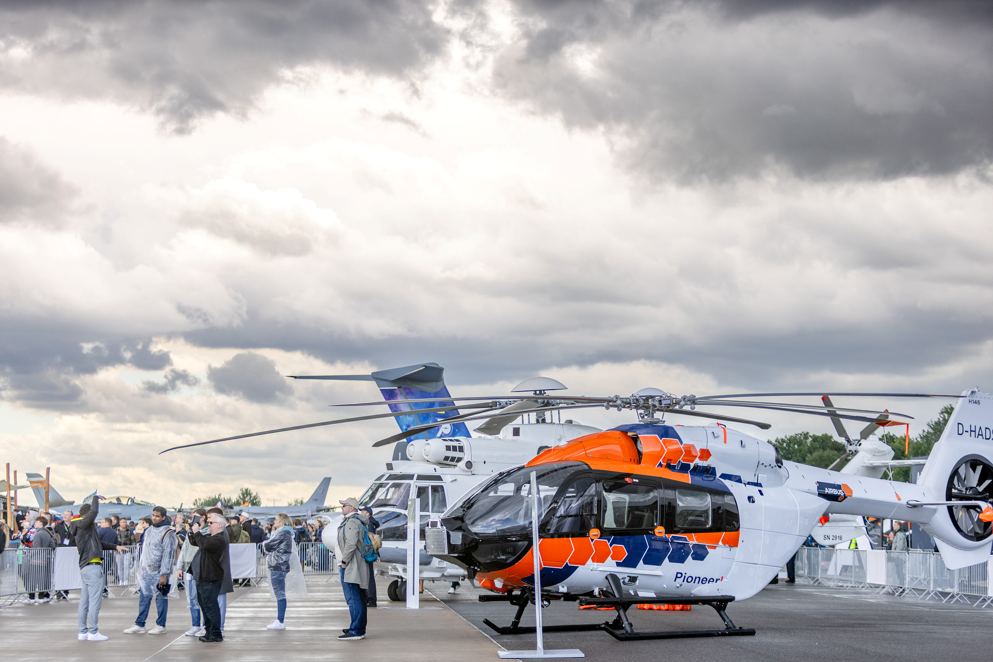 Airbus H145 PioneerLab vor Besucherreihe im Static Display