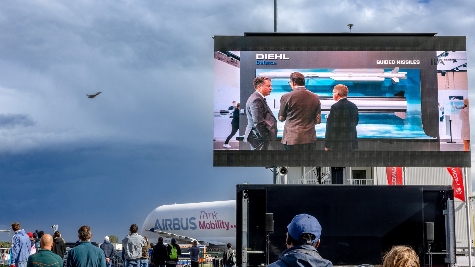 Große LED-Wand mit Markeninhalten vor Publikum und einer Airbus BelugaXL im Freigelände der ILA Berlin 2026.