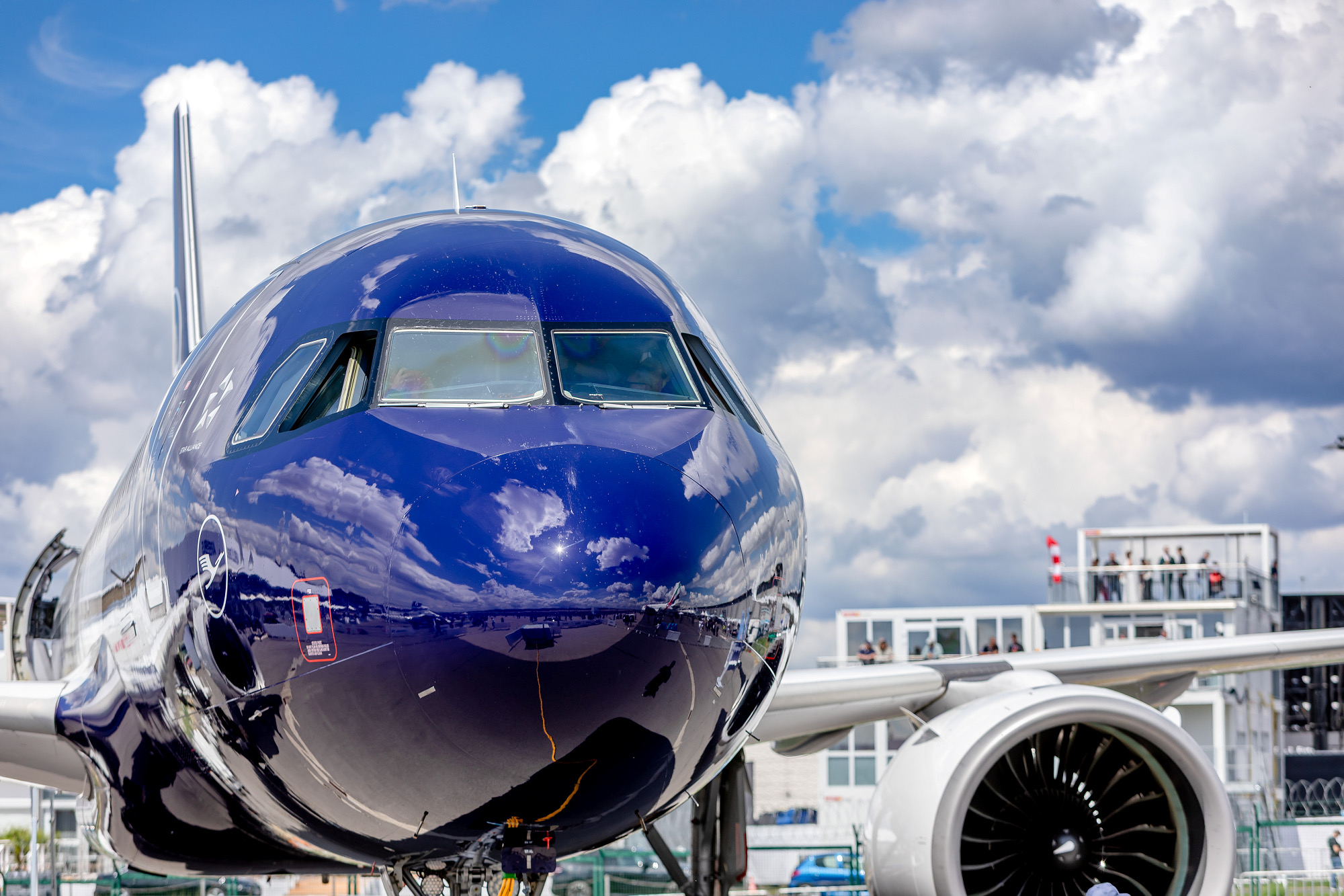 Spiegelnde dunkelblaue Nase des Lufthansa Airbus A320neo im Static Display
