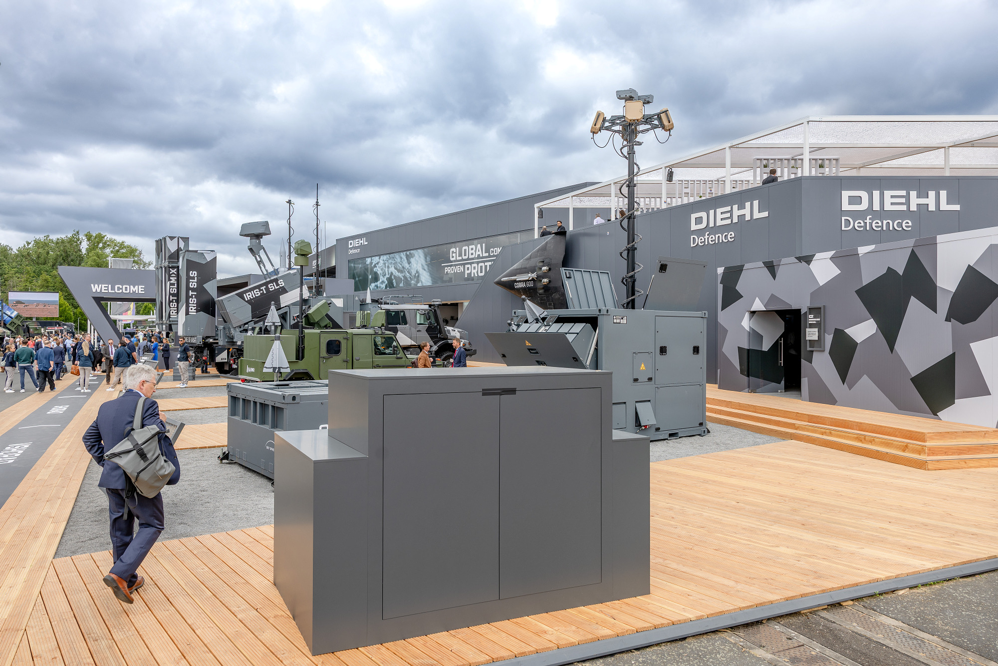 Diehl-Defence-Stand mit Luftverteidigungsexponaten im Defence Park