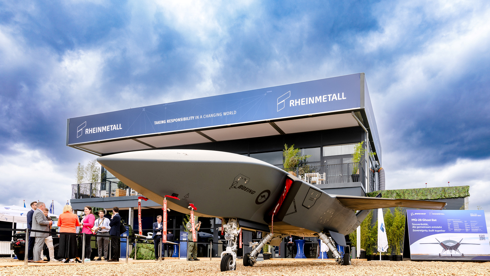 MQ-28 Ghost Bat im Static Display vor dem Rheinmetall-Pavillon