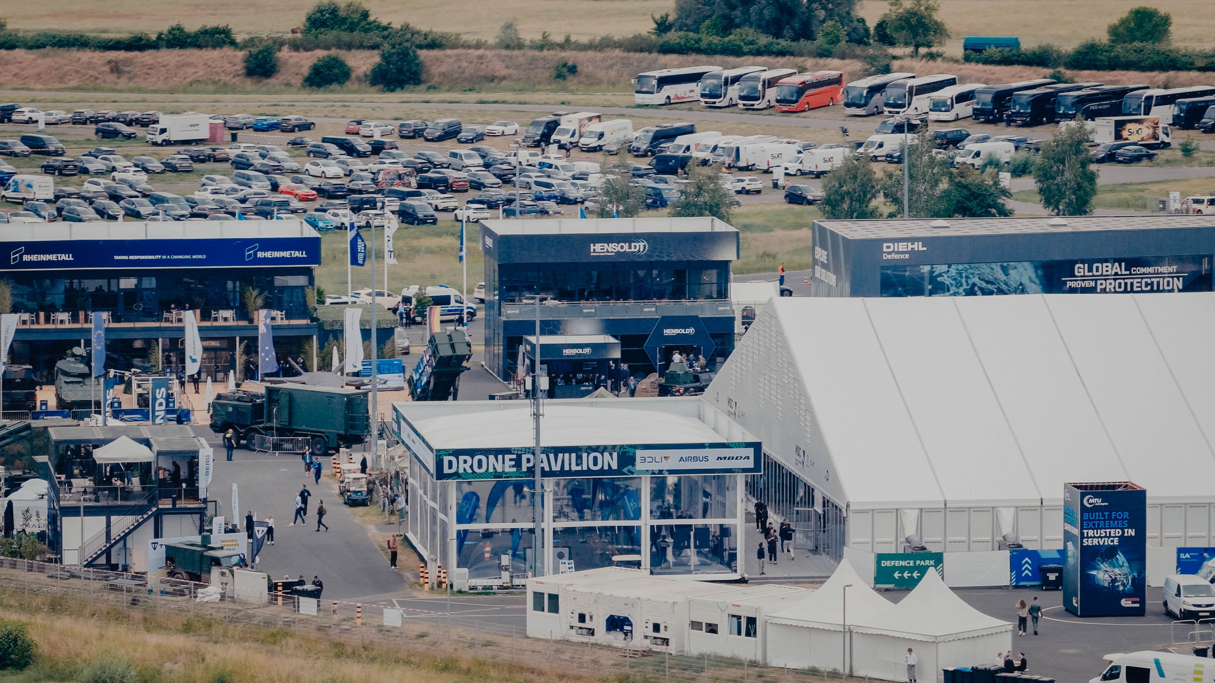 Luftaufnahme des Drone Pavilion der ILA Berlin 2026: Das weiße Zelt mit dem Drone-Pavilion-Banner liegt mitten zwischen den Ausstellungsständen des Freigeländes.
