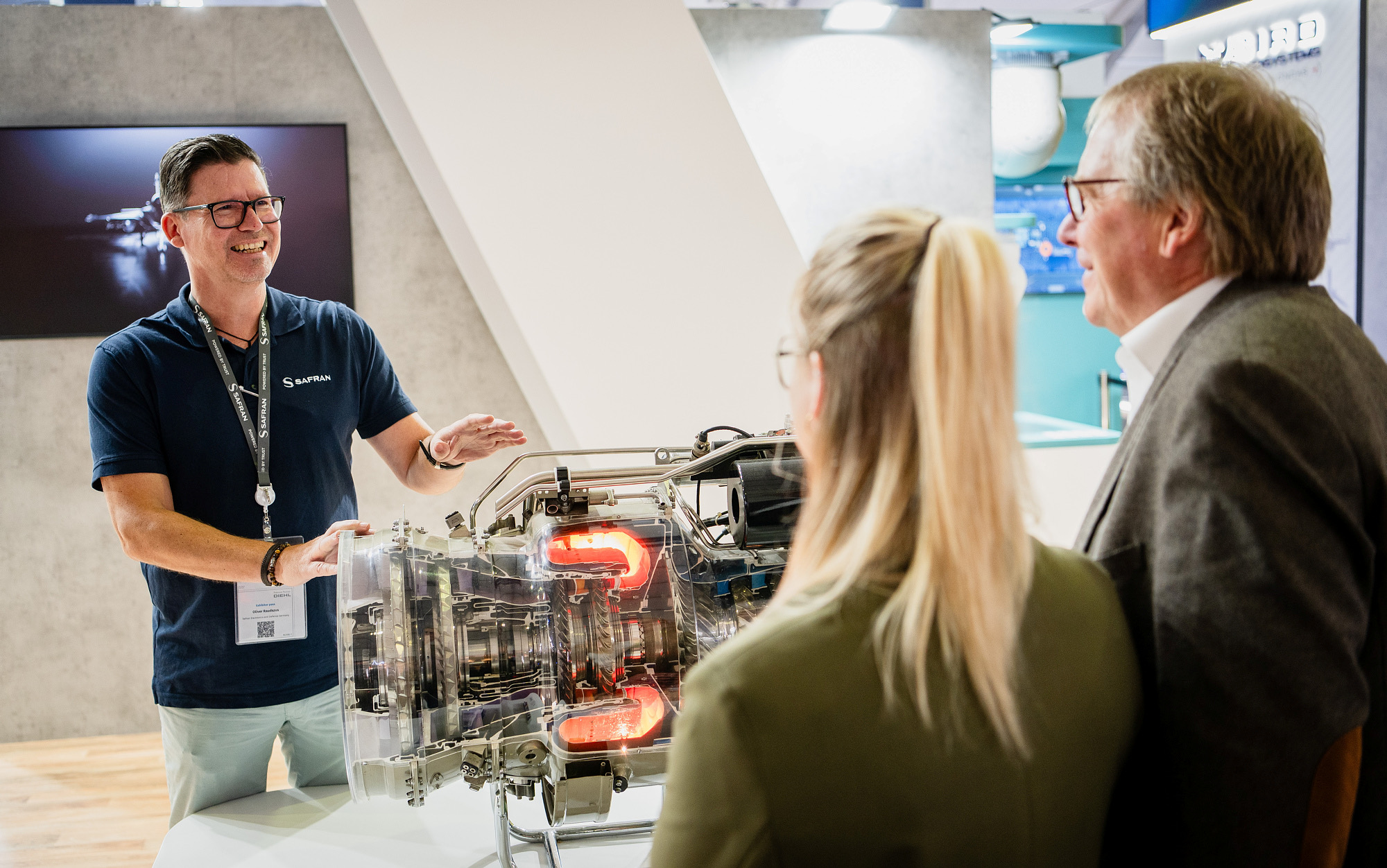 Safran-Mitarbeiter erklärt Besuchern ein transparentes Antriebsmodell