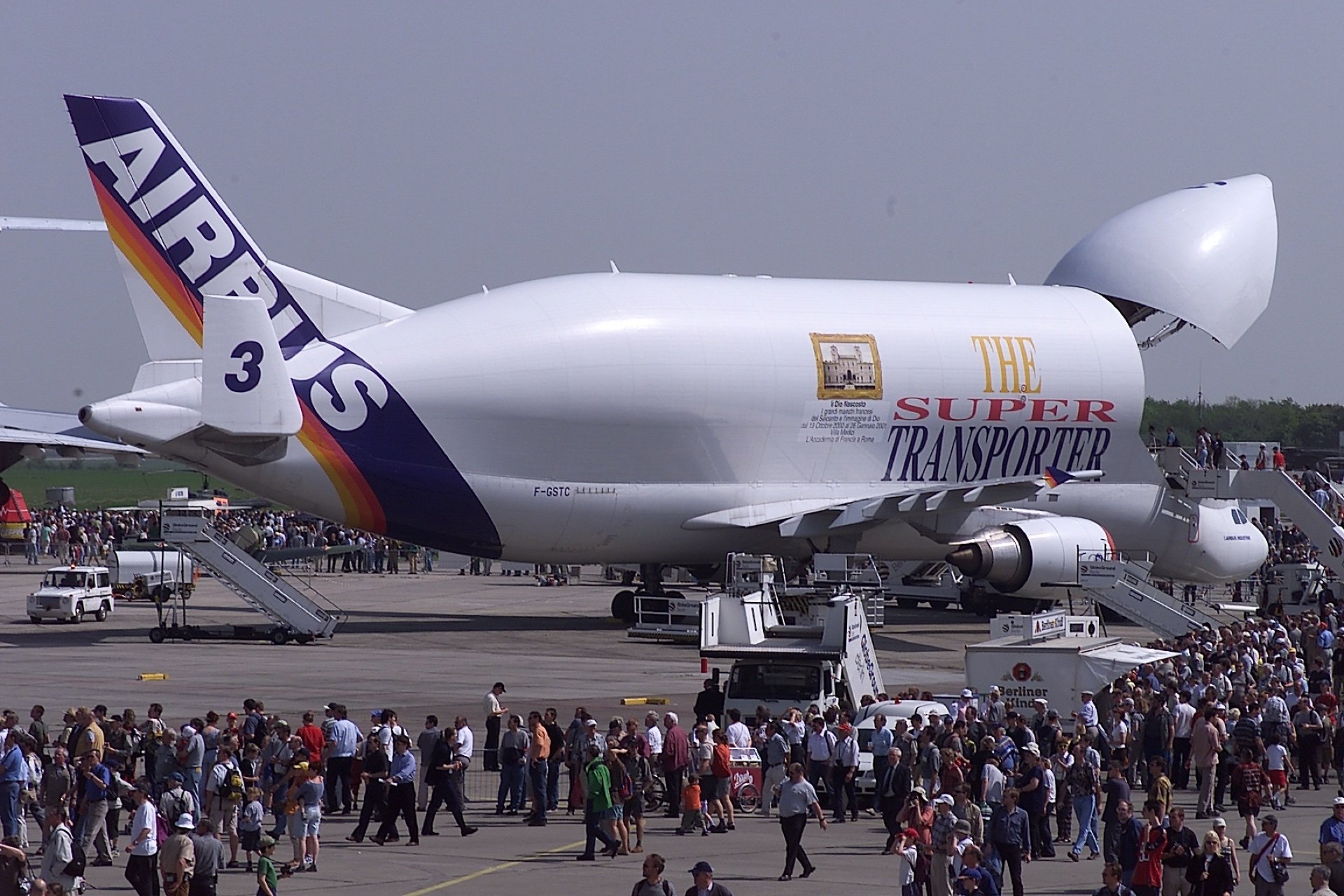 Historical photo of ILA 2002: Business is booming