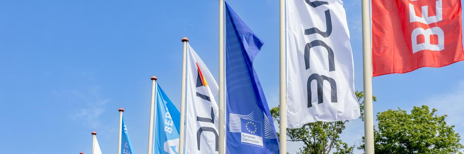 Internationale Flaggen auf dem Messegelände
