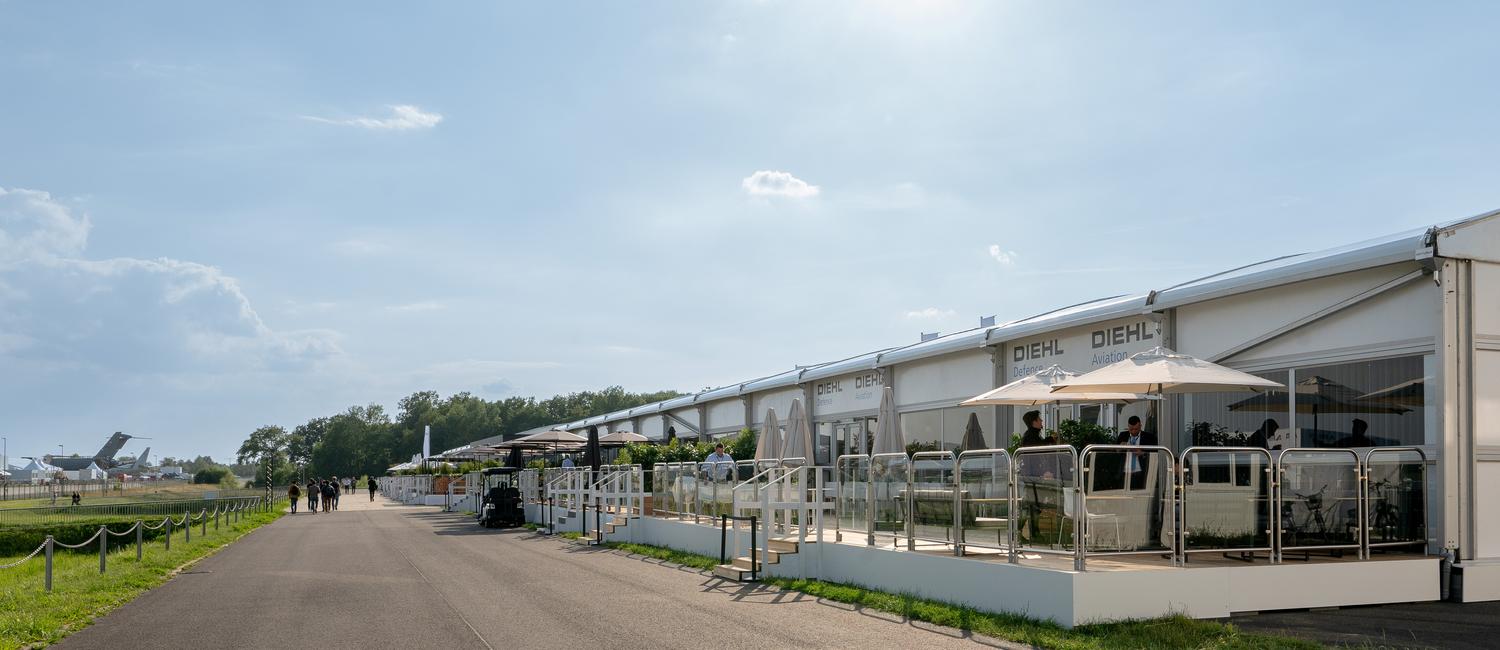 Chalet-Reihe mit Terrassen