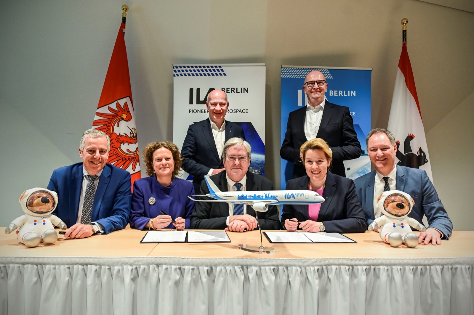 Vertragsunterzeichnung zur Zukunft der ILA Berlin mit Vertretern von Land Berlin, Land Brandenburg, BDLI und Messe Berlin